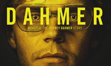 Dahmer – Monster: The Jeffrey Dahmer Story 1.Sezon 1.Bölüm izle